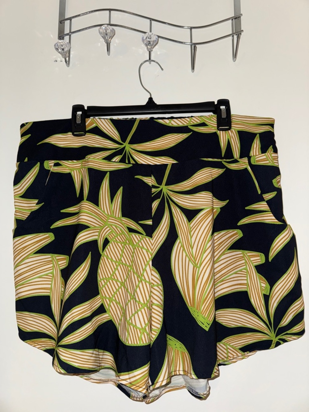 SHEIN Black Tropical Leaf Print Women's Shorts